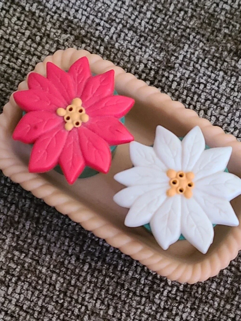 Avon Napkin Card Holder S&P Shakers Basket Christmas Poinsettia Plastic Vintage